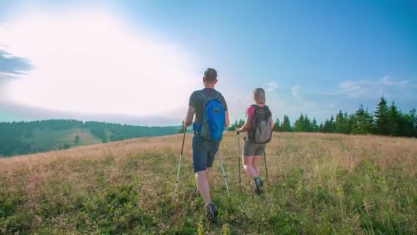 Slow Motion Shot Doi Excursioniști Atractivi Care Ajung Vârful Unui — Videoclip de stoc