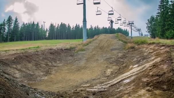 Joven Monta Bicicleta Montaña Cuesta Abajo Luego Salta Alto Sobre — Vídeo de stock