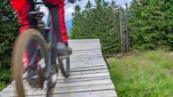 Handschuss Eines Talentierten Downhill Fahrers Der Von Einer Rampe Auf — Stockvideo