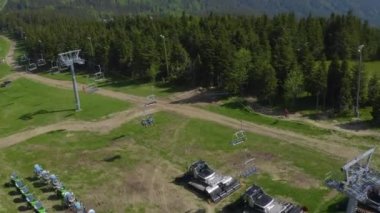 Üç dağ bisikletçisi yaz mevsiminde Kope nehrinden aşağı inerler.