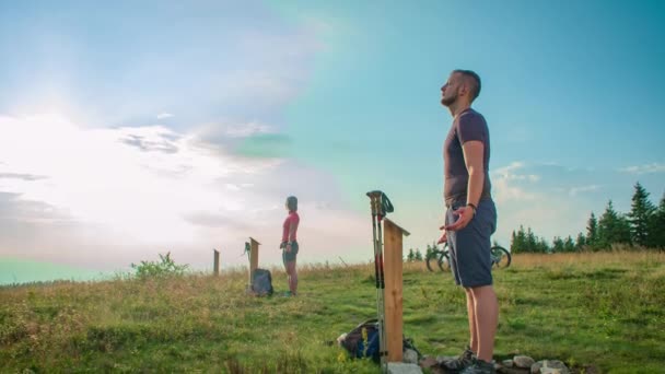 Jeune Couple Randonneurs Saluant Soleil Par Une Belle Journée Ensoleillée — Video