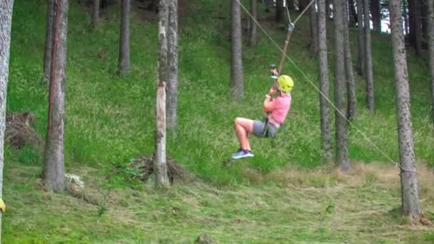 Uma Mulher Aventureira Balançando Uma Tirolesa Enquanto Toma Uma Selfie — Vídeo de Stock