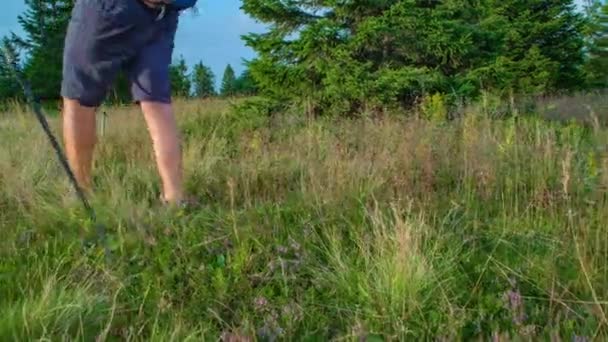 Közelkép Egy Férfi Túrázóról Aki Hátrafelé Sétál Miközben Egyenesen Előre — Stock videók