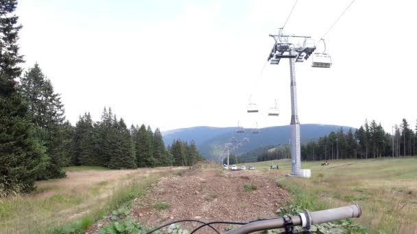 Vista Pov Cavaleiro Colocando Óculos Segurança Antes Andar Bicicleta Montanha — Vídeo de Stock