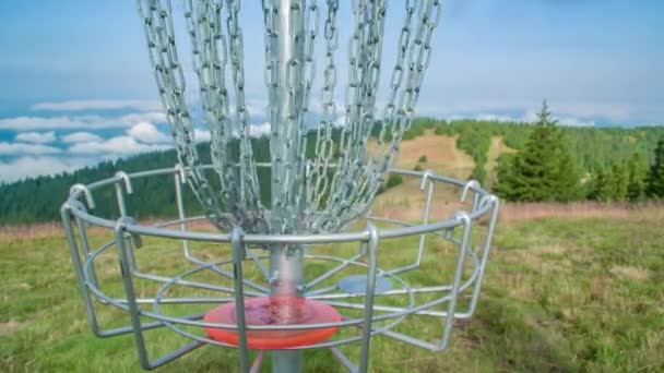 Frisbee Giocatore Golf Raggiunge Recuperare Disco Dal Cestino — Video Stock