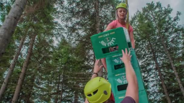 Een Vrouw Een Helm Met Een Verzekering Klimt Een Hoge — Stockvideo