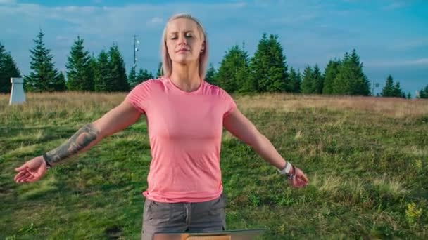 治癒点に広がる彼女の腕で立っている女性のスローモーションショット — ストック動画