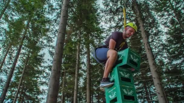 Hombre Colgando Una Cuerda Construyendo Una Torre Una Competencia Apilamiento — Vídeos de Stock