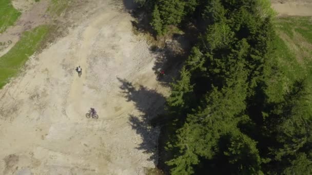 Luftaufnahme Von Drei Mountainbikern Einer Scharfen Kurve Kope Downhill Park — Stockvideo