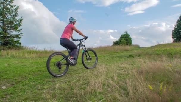 Slow Motion Passar Kaukasiska Par Träningskläder Och Hjälm Cykel Uppförsbacke — Stockvideo