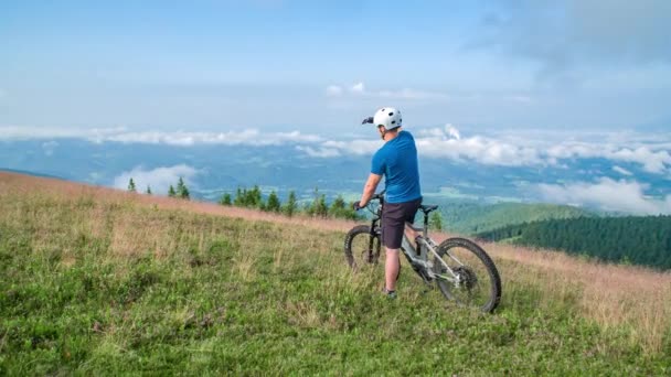 Erwachsener Mann Auf Dem Grashügel Mit Dem Bike Unterwegs Kope — Stockvideo