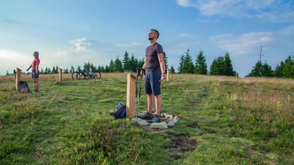 Een Man Een Vrouw Mediteren Een Veld Voor Een Bord — Stockvideo