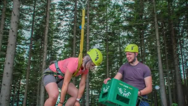 Actividad Pareja Femenino Tratando Equilibrar Juego Escalada High Five Parter — Vídeos de Stock