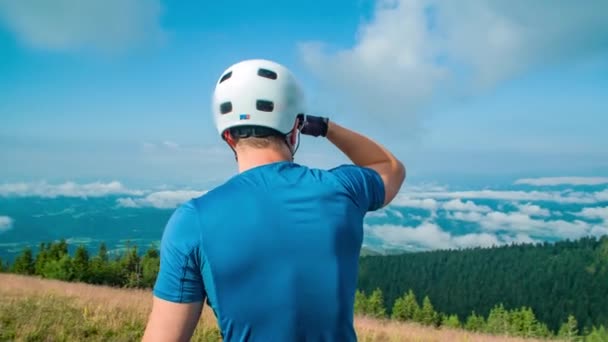 Circle Dolly Strzał Męski Rowerzysta Kaskiem Widokiem Krajobraz Góry Chmury — Wideo stockowe