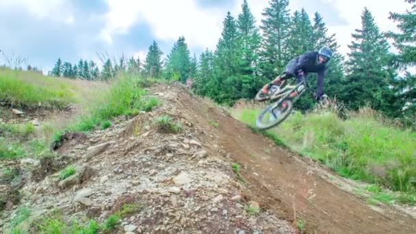 Slow Motion Shot Τριών Επαγγελματιών Mountain Bikers Που Διαγωνίζονται Κύκλωμα — Αρχείο Βίντεο