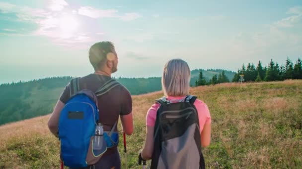 Movimiento Lento Par Excursionistas Hablando Mientras Caminan Cima Una Colina — Vídeo de stock