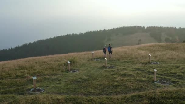 Ein Abenteuerlustiges Backpacker Paar Beim Wandern Trekking Den Frühen Morgenstunden — Stockvideo