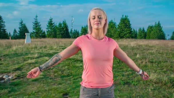 Slovenya Daki Iyileştirici Bir Enerji Noktasında Gözleri Kapalı Duran Bir — Stok video