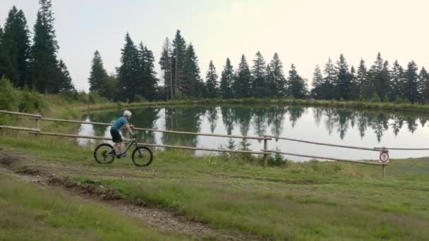 Aerial Lateralmente Rastreamento Tiro Jovem Homem Caucasiano Bicicleta Montanha Branca — Vídeo de Stock