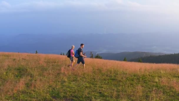 Deux Jeunes Touristes Contemplent Panorama Montagne Aérien — Video