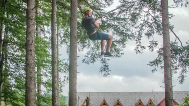 Ein Mann Stand Auf Und Bereit Zwischen Den Bäumen Schwingen — Stockvideo