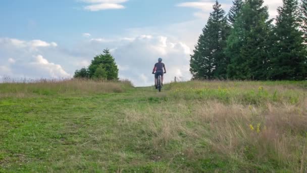 Mensen Mountainbiken Door Natuur Een Bike Groen Grasveld Met Bomen Stockvideo