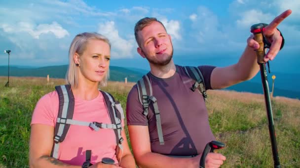 Két Fiatal Túrázó Lassú Mozgása Akik Egy Magas Dombról Mutatják — Stock videók