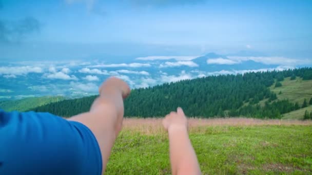 Primer Plano Dos Excursionistas Señalando Paisaje Montaña Con Sus Dedos — Vídeo de stock