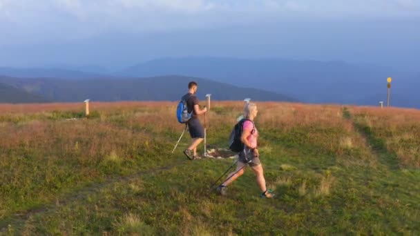 Paio Escursionisti Camminano Sulla Cima Della Montagna Salutando Sole Aerea — Video Stock