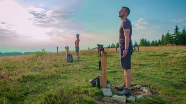 Paar Meditieren Nach Dem Wandern Energie Aus Der Natur Schöpfen — Stockvideo