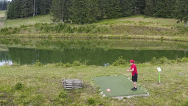 Scivolo Aereo Adulto Che Gioca Golf Con Frisbee Lancia Lontananza — Video Stock