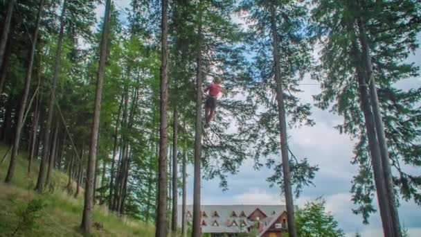 Une Jeune Femme Suspendue Tyrolienne Faisant Claquer Kope Slovénie Mouvement — Video