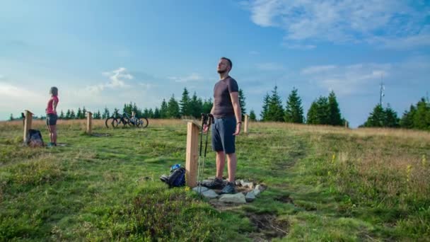 Långsam Rörelse Panorering Två Vandrare Avkopplande Läkande Punkterna Kope Slovenien — Stockvideo