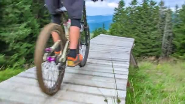 Horský Cyklista Skákající Dřevěné Rampy Sjezdovém Okruhu Zpomalený Pohyb — Stock video