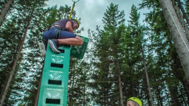 Férfi Sisak Biztosítás Mászik Magas Piramis Sör Dobozok Extrém Játékok — Stock videók