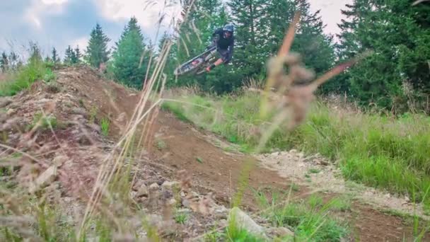 Mountainbikers Fietspad Heuvel Ribnica Pohorju Naar Houten Feature Slow Motion — Stockvideo