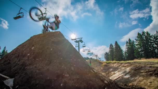 Professional Biker Air Jump Hill Kope Slovénie Slow Low Angle — Video