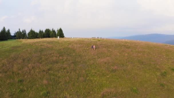 Par Excursionistas Exploran Naturaleza Montaña Aérea Hacia Atrás — Vídeos de Stock