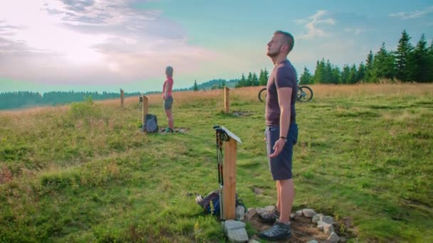 Aufnahme Von Zwei Wanderern Die Auf Einem Hügel Kope Slowenien — Stockvideo