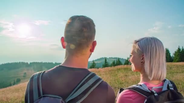 Orbita Dos Jóvenes Excursionistas Disfrutando Impresionante Vista Desde Cima Colina — Vídeo de stock