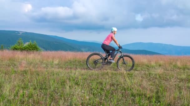 Pár Cvičení Oblečení Cyklistika Hoře Slovinsku Dolly Široký Záběr — Stock video