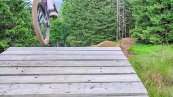 Motociclista Montanha Profissional Pulando Uma Rampa Caindo Impecavelmente Trilha Movimento — Vídeo de Stock