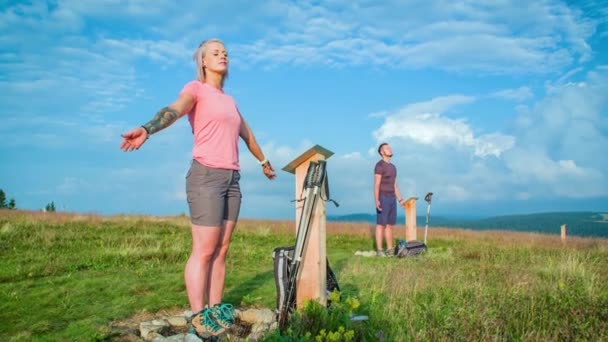 Twee Wandelaars Staan Vredig Energiepunten Heuvels Van Slovenië — Stockvideo