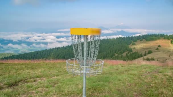 Vergrößern Sie Frisbee Das Zum Korb Geht Kope Slowenien Zeitlupe — Stockvideo