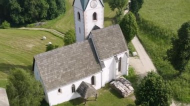 Slovenya 'nın Prevalje kentindeki uzak doğa alanındaki küçük şapelin hemen üstünde havadan daire şeklinde çekimler yapıldı.