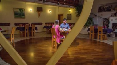 Çiftler kırsal ve klasik restoranlarda romantik bir akşam yemeği yiyorlar. Geniş açı atışı dönüyor..