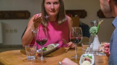 Kafkasyalı genç çift restoranda dondurma yiyor, ağır çekimde.