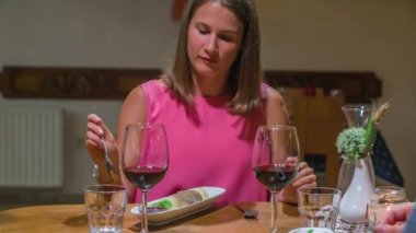 Kafkasyalı genç bir kadın restoranda dondurmayla eğleniyor.