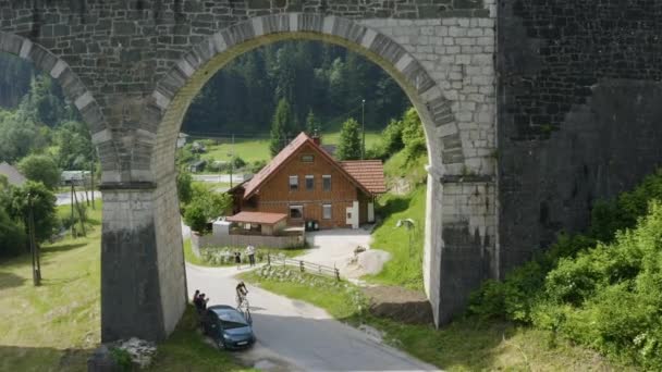 Przebija Się Przez Wiadukt Kolejowy Rowerzystą Przejeżdżającym Pod Nim Słowenii — Wideo stockowe