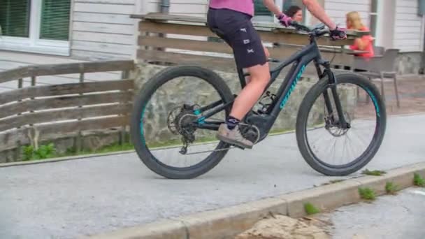 Jovens Ciclistas Masculinos Femininos Ciclo Cidade Rodas Bicicleta Baixo Nível — Vídeo de Stock